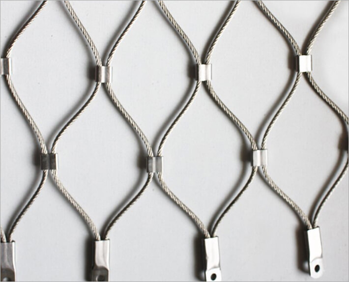 Stainless steel rope mesh with ferrules, close view of the diamond aperture
